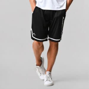 Gli Shorts Anderson Basket combinano comfort, traspirabilità e stile sportivo, offrendo una vestibilità ideale sia durante l’allenamento che nel tempo libero.