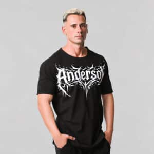 La T-Shirt Edge Anderson è pensata per chi vuole distinguersi con uno stile urban, deciso e contemporaneo, senza rinunciare al comfort.