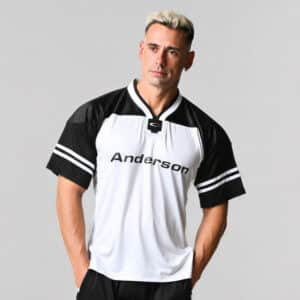 La T-Shirt Anderson Jersey combina l’ispirazione delle classiche maglie da football con uno stile contemporaneo e una vestibilità oversize dal carattere deciso.